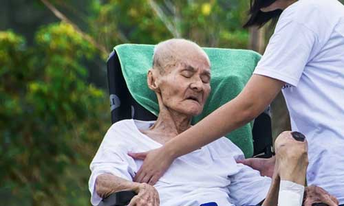 Perawat home care – Pendamping lansia di rumah