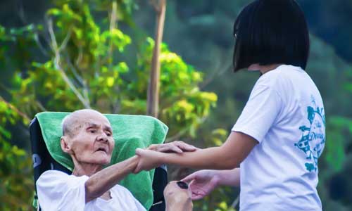 Perbedaan layanan perawat home care dengan caregiver